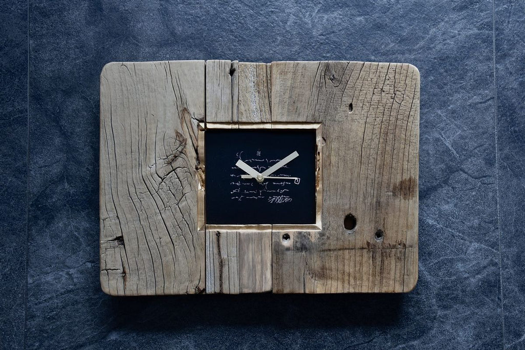 Goldene Uhr mit Text Zifferblatt