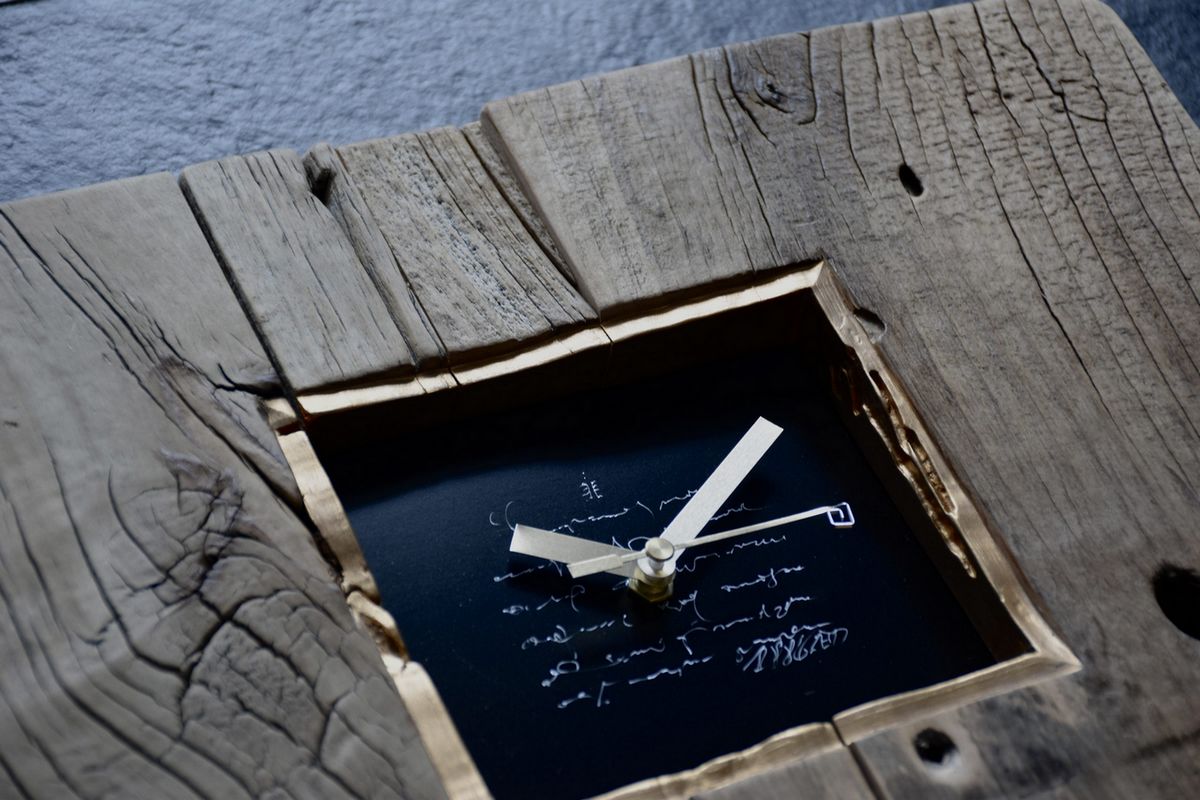 Goldene Uhr mit Text Zifferblatt