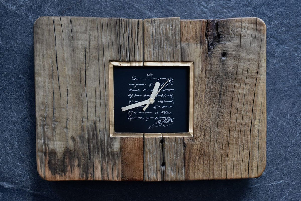 Goldene Uhr mit Text Zifferblatt