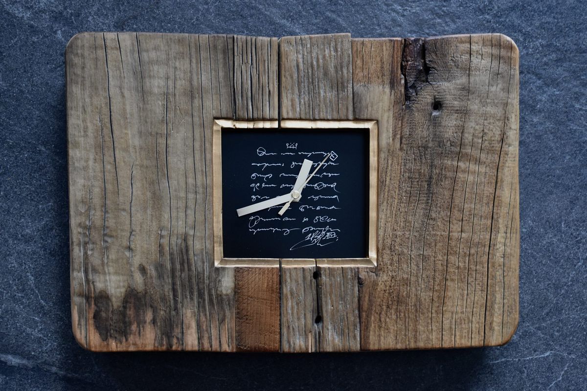 Goldene Uhr mit Text Zifferblatt