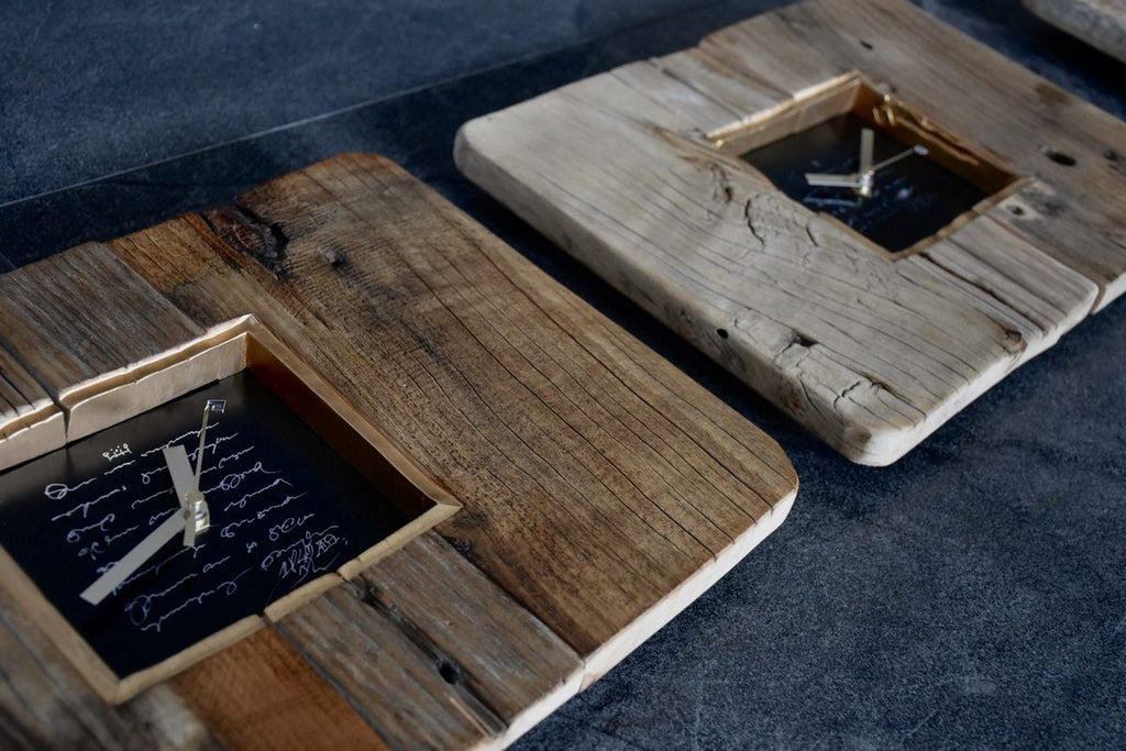 Goldene Uhr mit Text Zifferblatt