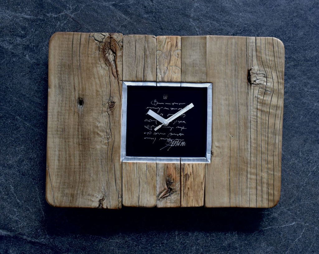 Silberne Uhr mit Text Zifferblatt