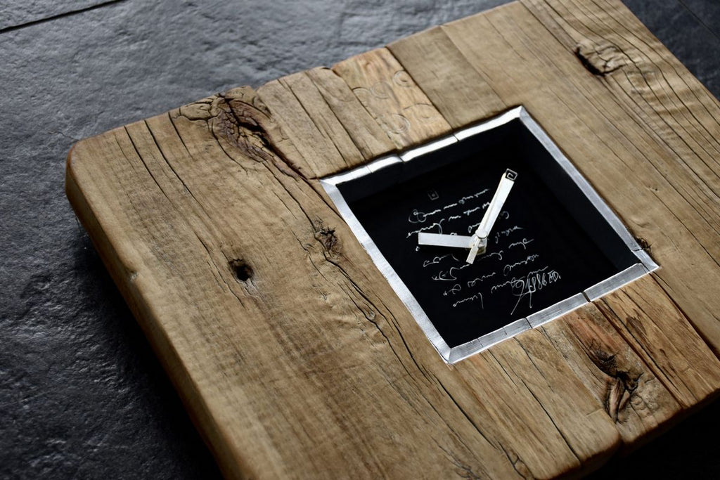 Silberne Uhr mit Text Zifferblatt