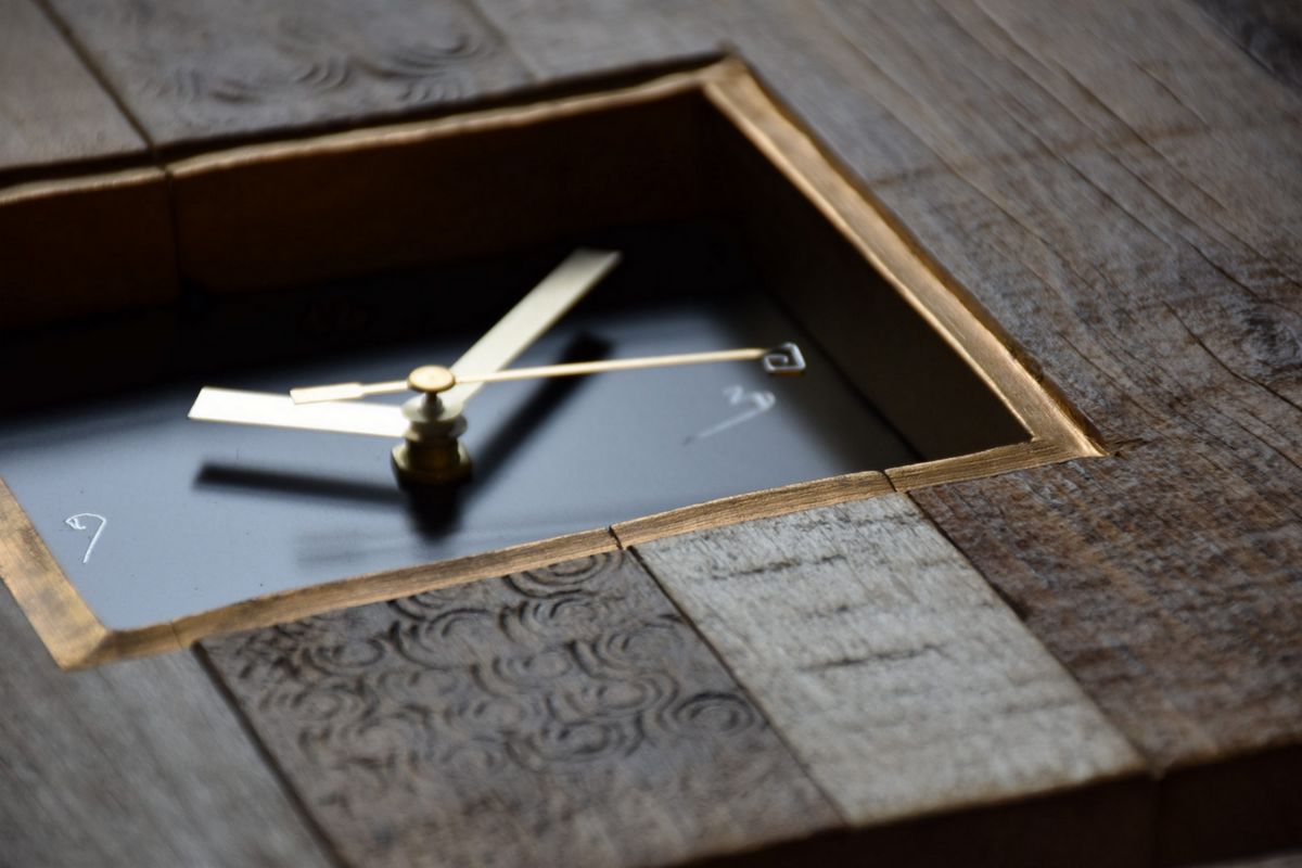 Goldene Uhr mit Zahl Zifferblatt