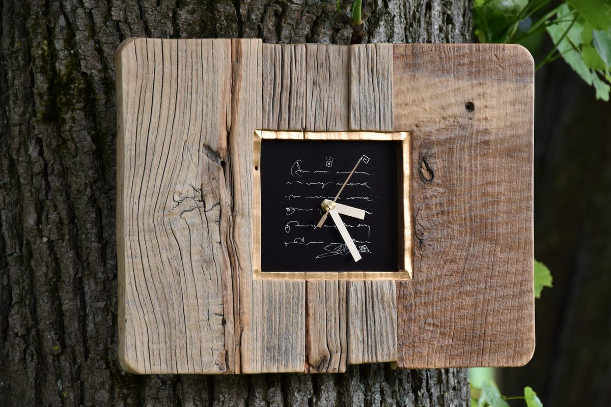 Goldene Uhr mit Text Zifferblatt