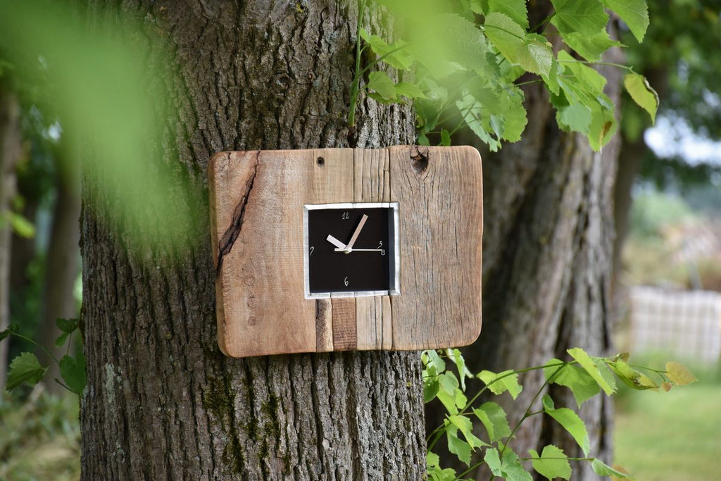 Silberne Uhr mit Zahl Zifferblatt