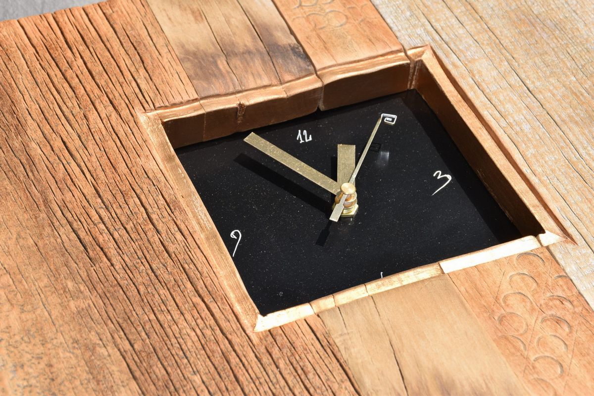 Goldene Uhr mit Zahl Zifferblatt