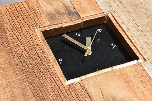 Goldene Uhr mit Zahl Zifferblatt