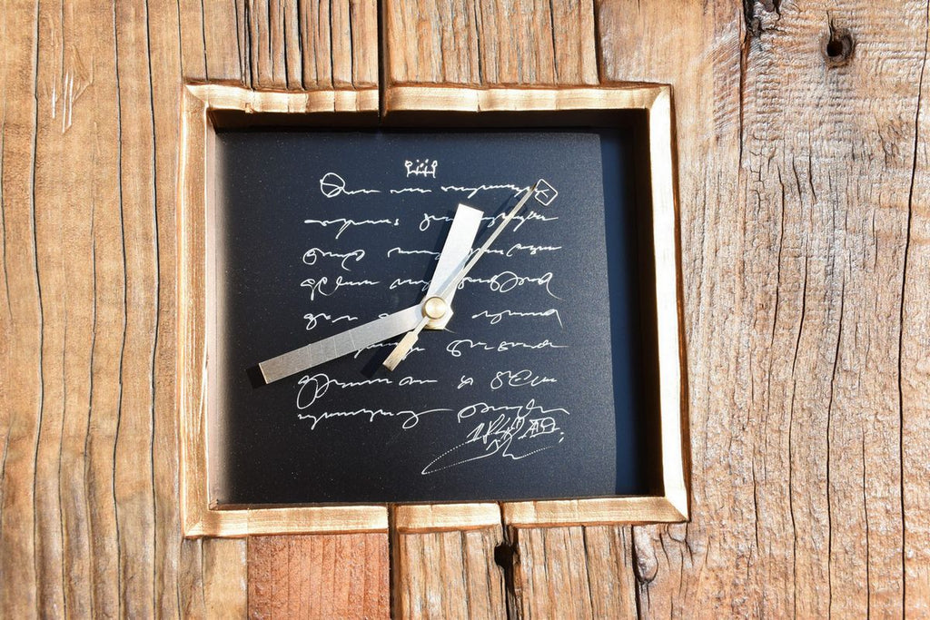 Goldene Uhr mit Text Zifferblatt