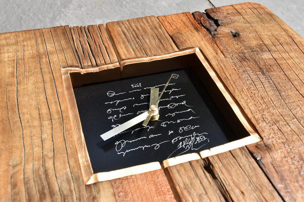 Goldene Uhr mit Text Zifferblatt