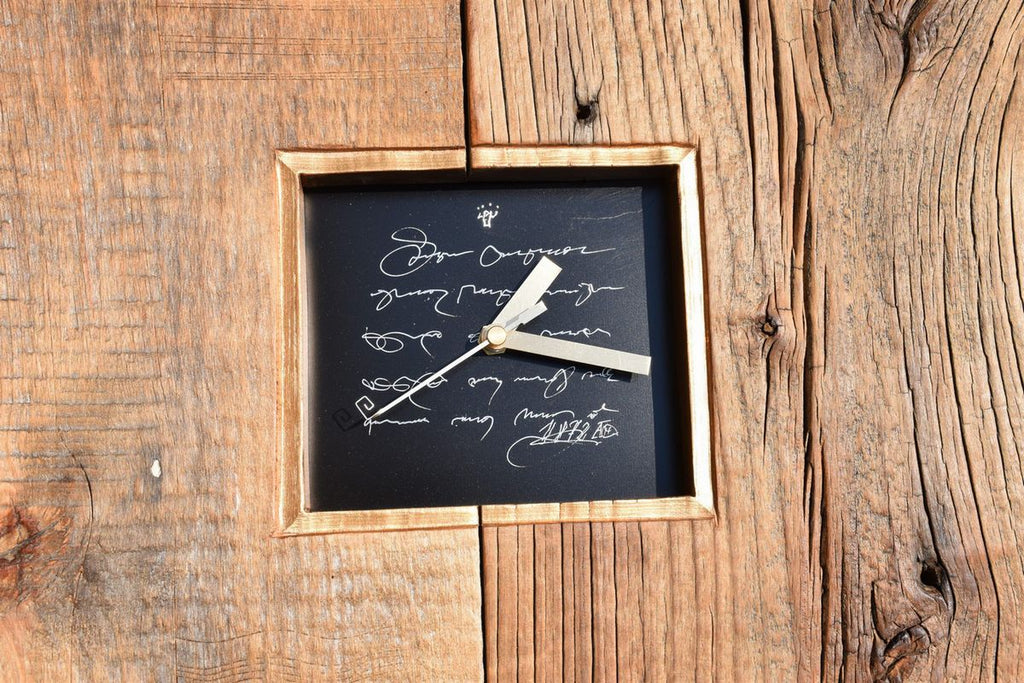 Goldene Uhr mit Text Zifferblatt