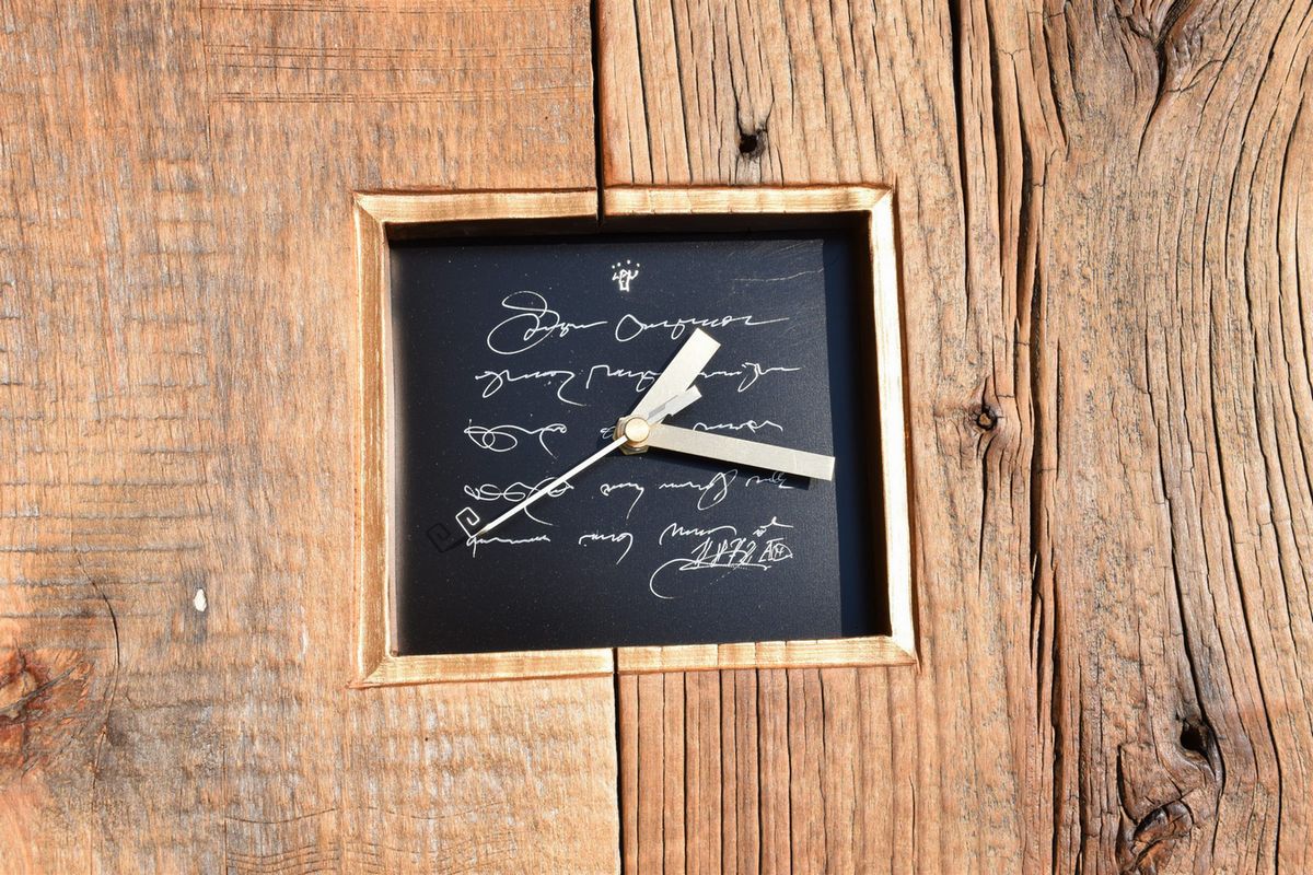 Goldene Uhr mit Text Zifferblatt