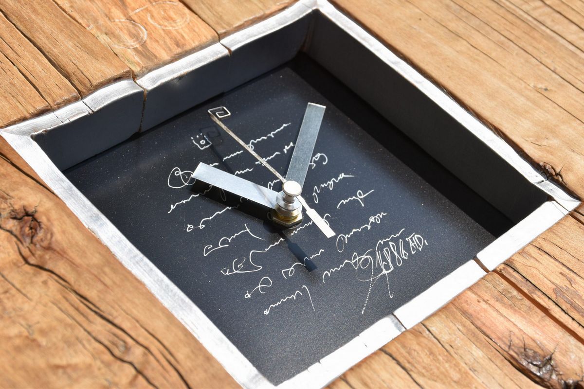 Silberne Uhr mit Text Zifferblatt