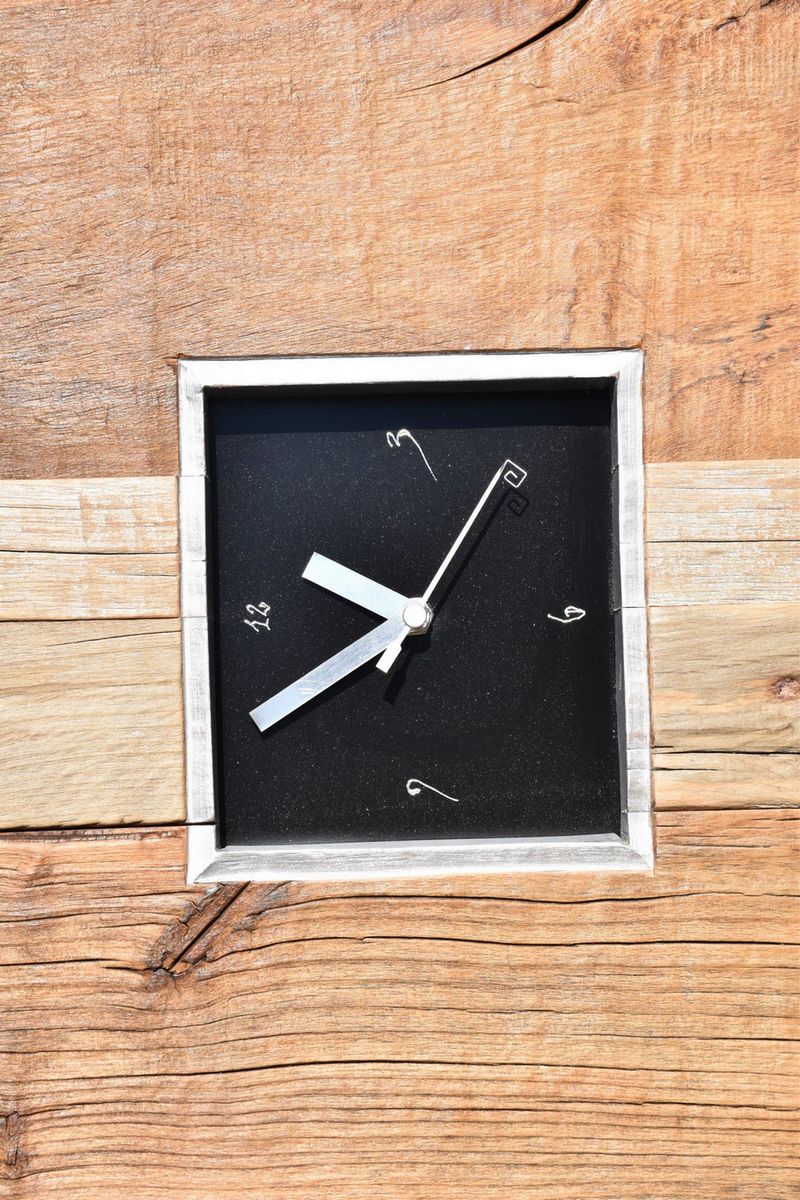 Silberne Uhr mit Zahl Zifferblatt