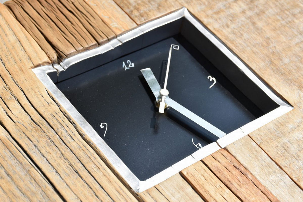 Silberne Uhr mit Zahl Zifferblatt