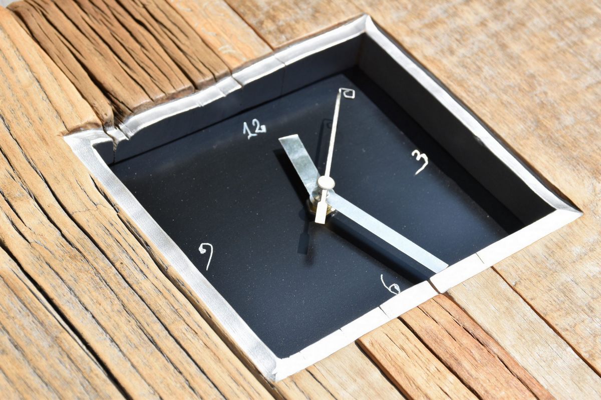 Silberne Uhr mit Zahl Zifferblatt