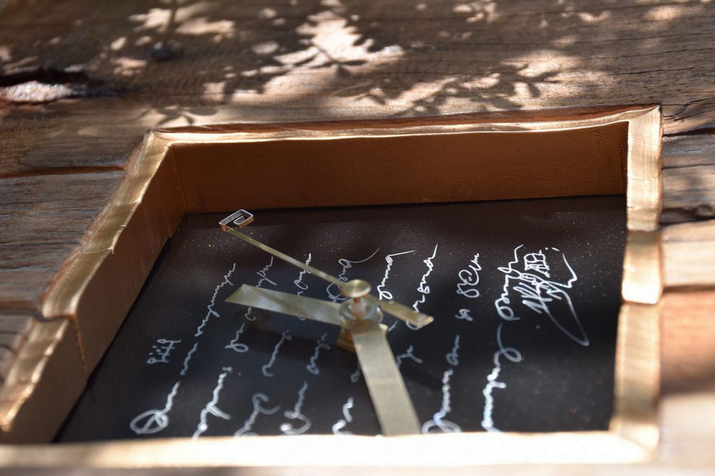 Goldene Uhr mit Text Zifferblatt