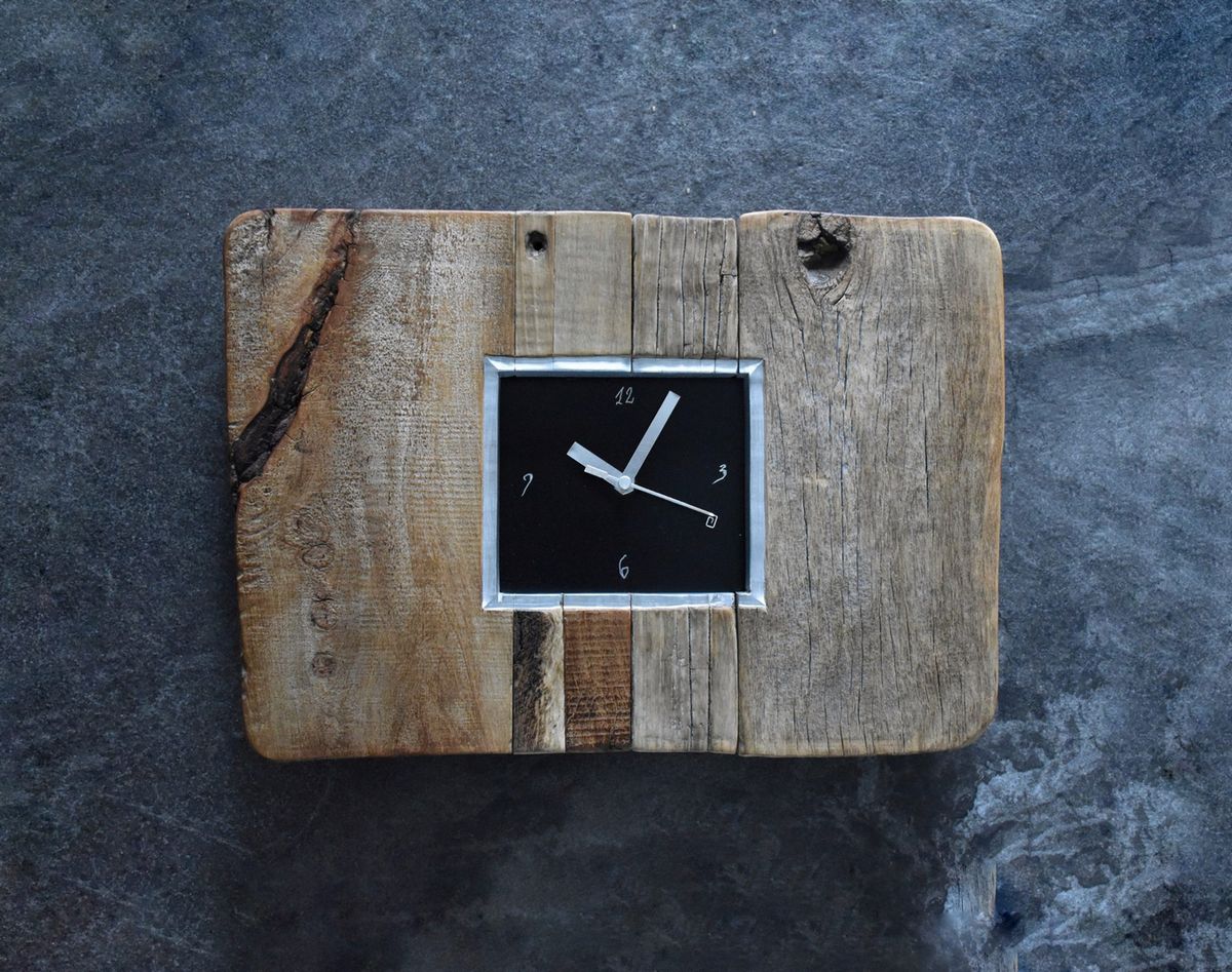 Silberne Uhr mit Zahl Zifferblatt