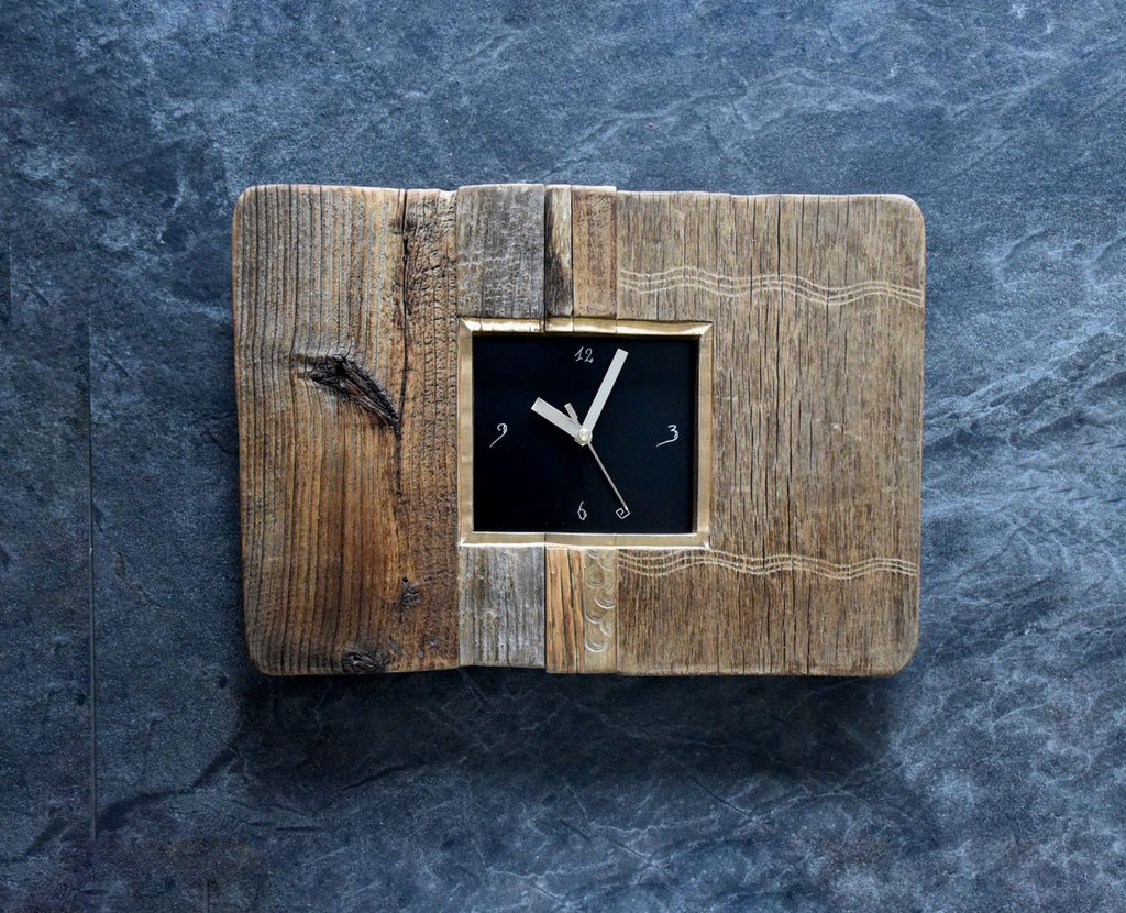 Goldene Uhr mit Zahl Zifferblatt