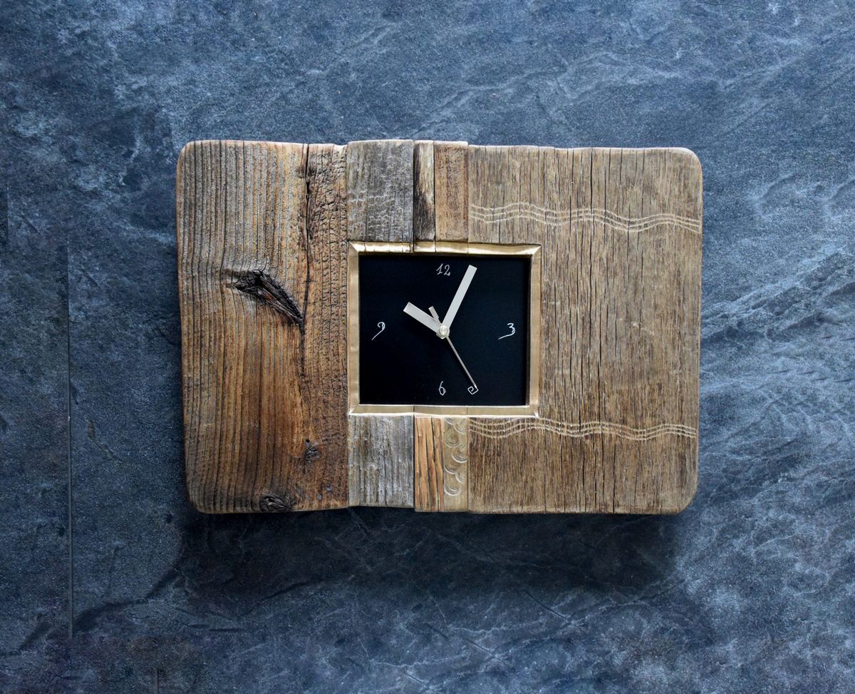 Goldene Uhr mit Zahl Zifferblatt