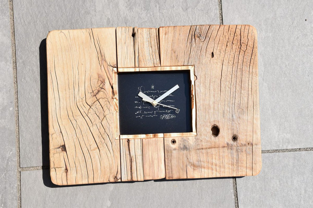 Goldene Uhr mit Text Zifferblatt